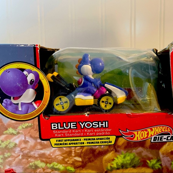 Hot Wheels Mario Kart Bowser’s Castle Chaos with Yoshi NEW - Picture 2 of 7